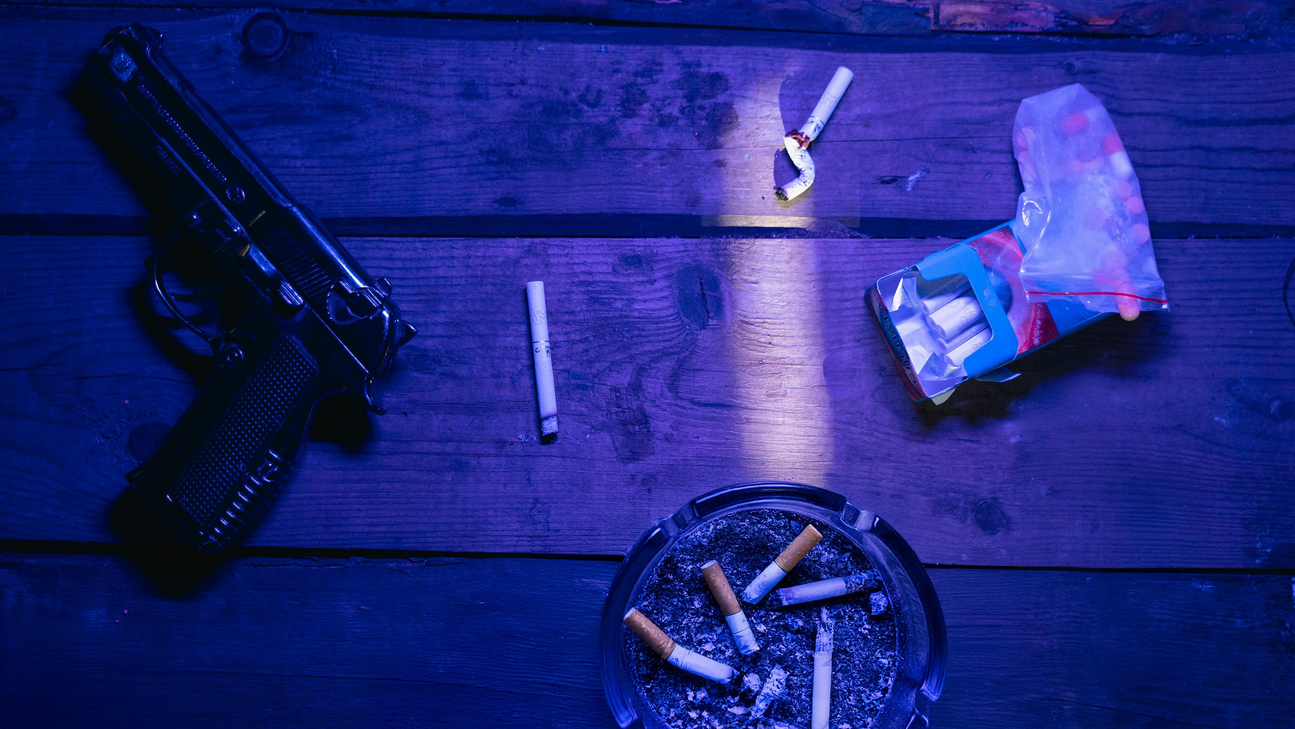 Milícia do RJ fabrica cigarro próprio e ameaça matar quem fumar outra marca