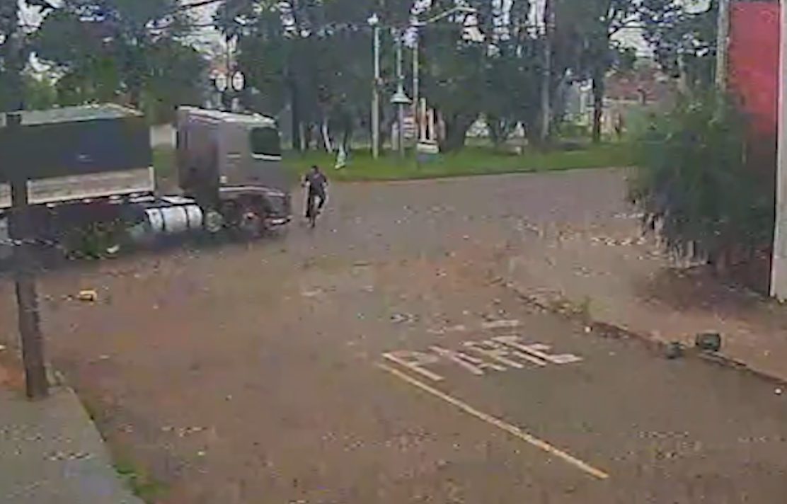 Imagens fortes: Vídeo mostra colisão que matou jovem de 20 anos Imagens fortes: Vídeo mostra colisão que matou jovem de 20 anos