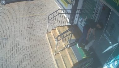 Imagem referente a Jovem é flagrado abandonando cachorro em petshop na Avenida Carlos Gomes, em Cascavel