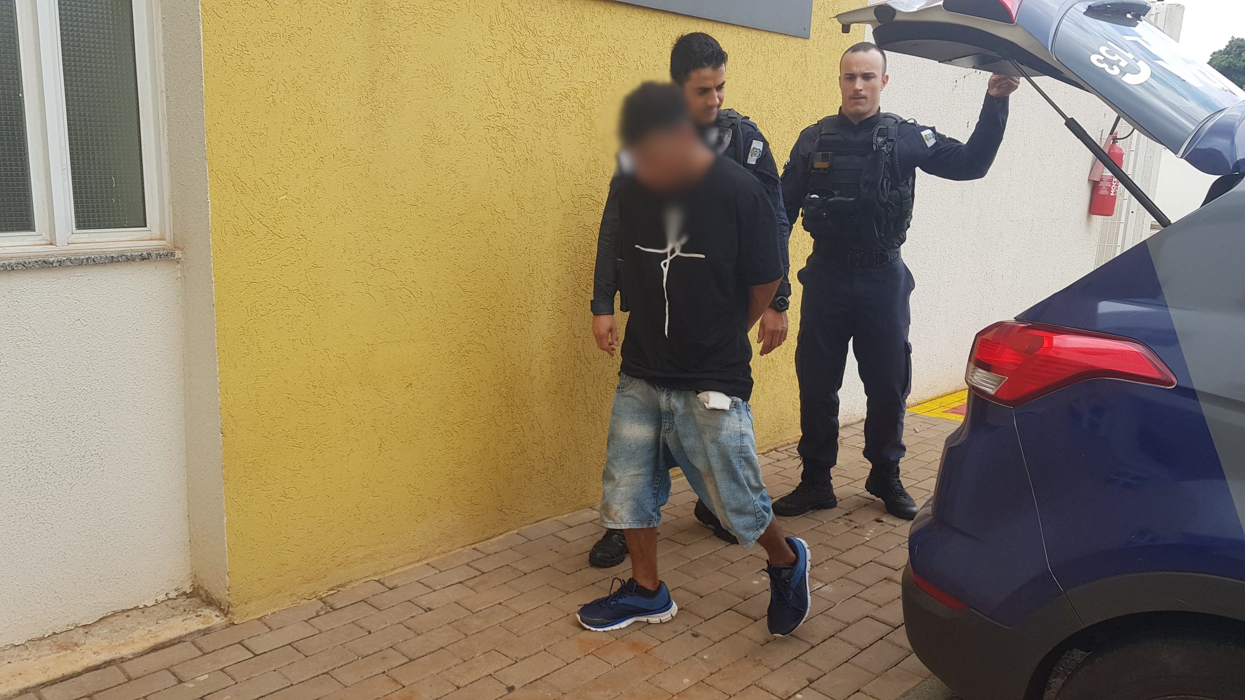 Jovem de 22 anos é detido pela GM durante cumprimento de mandado de prisão Jovem de 22 anos é detido pela GM durante cumprimento de mandado de prisão