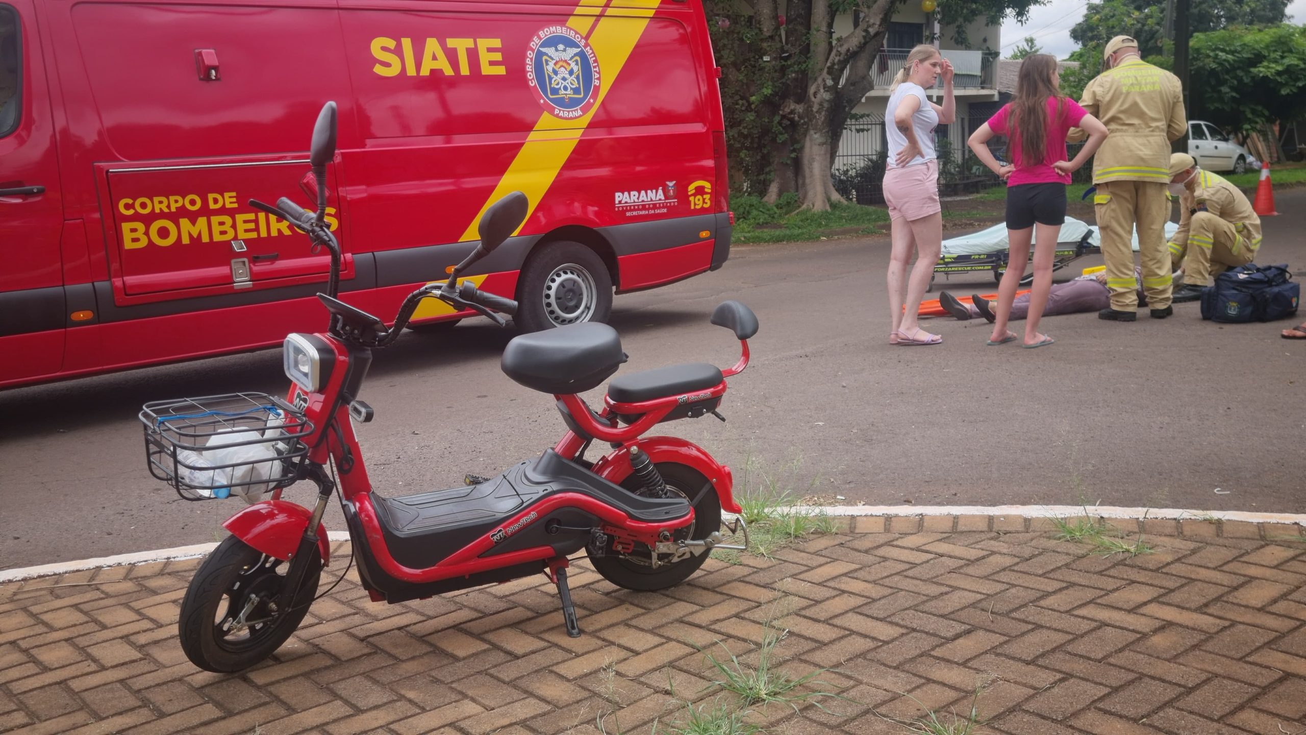 Colisão entre Fiesta e veículo elétrico deixa mulher ferida na rua Altemar Dutra