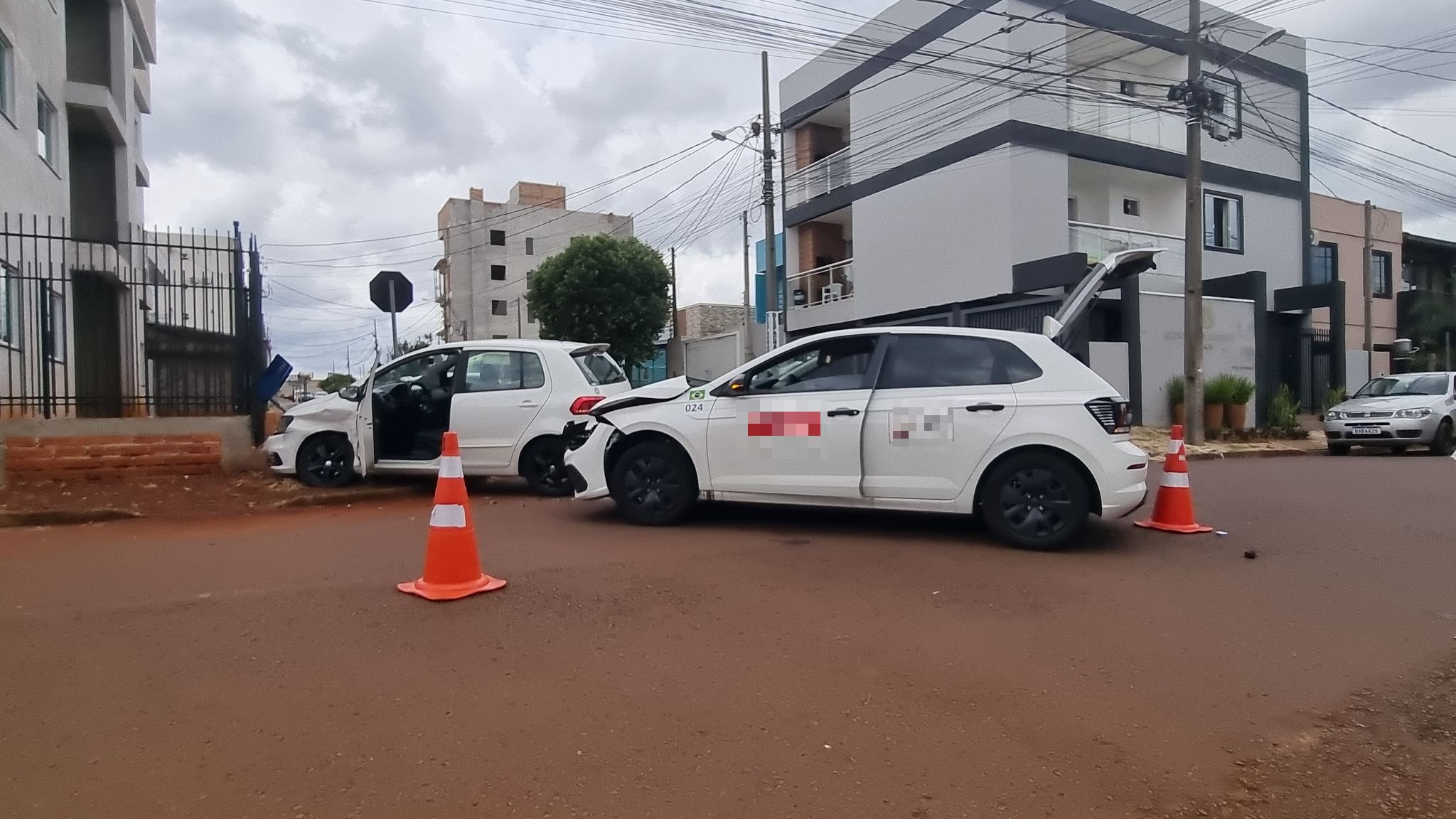 Polo e Fox colidem em cruzamento no Angra dos Reis