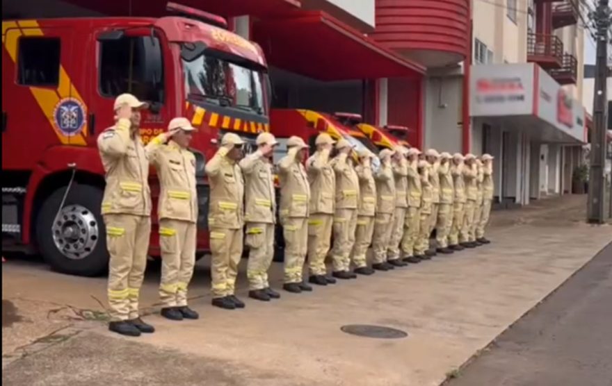 Corpo de Bombeiros de Cascavel presta homenagem a militares que morreram em acidente no RS