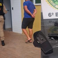 Imagem referente a Cliente ameaça mecânico com arma de airsoft e é preso pela Polícia Militar em Cascavel