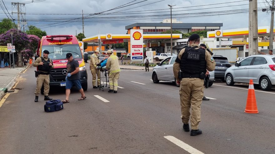 Motociclista é socorrido após acidente na Avenida Carlos Gomes