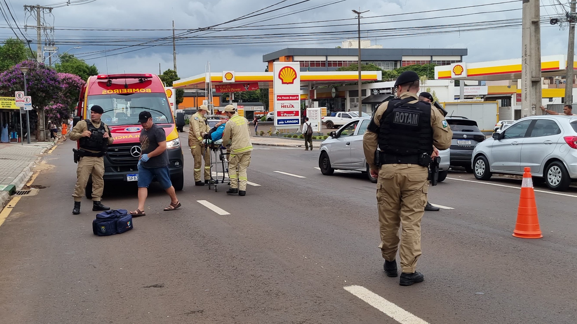 Motociclista é socorrido após acidente na Avenida Carlos Gomes