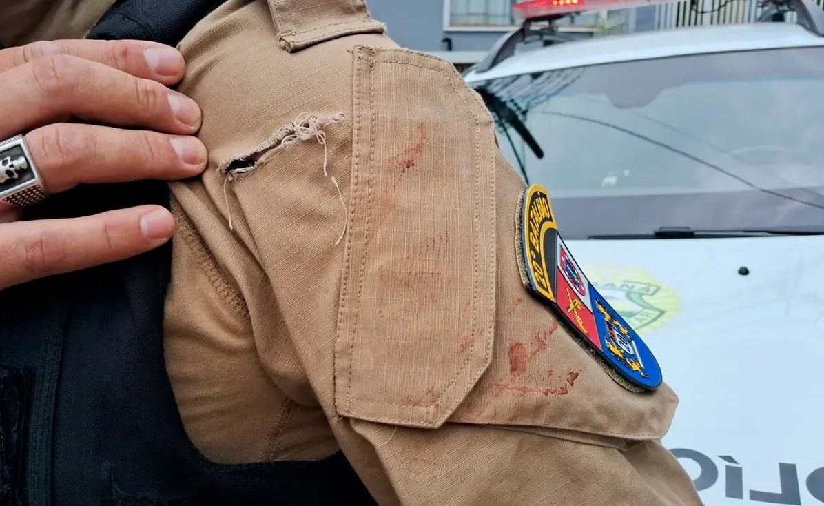 Homem que ameaçava vizinho com faca morre após partir pra cima e dar golpe em PM