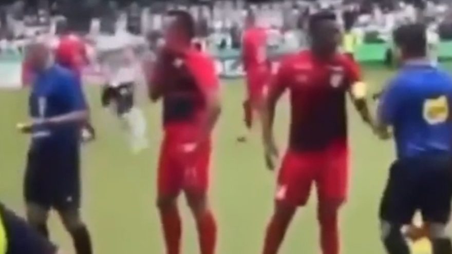 Vídeo: Jogador do Athletico-PR é vítima de racismo