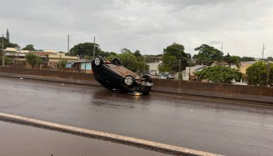 Imagem referente a Carro aquaplana e capota na BR-369 em Corbélia