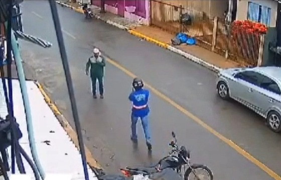 Homem é abordado e morto a tiros em rua: câmera de segurança registra tudo