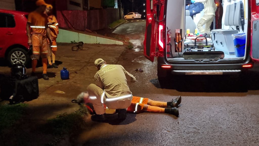 Coletor de lixo fica ferido ao ser atropelado por moto no Claudete
