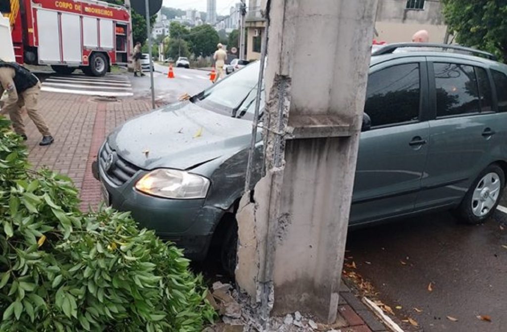 Colisão entre dois carros deixa mãe e filha feridas em Francisco Beltrão
