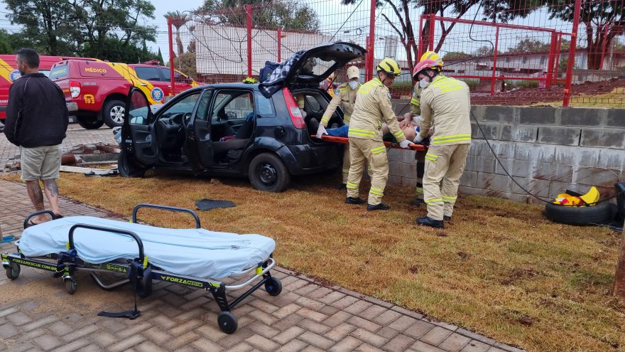 Colisão violenta entre carros deixa vítima encarcerada na marginal da BR-277 com Avenida Estados Unidos