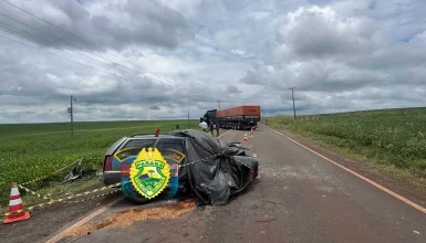 Imagem referente a Carro e caminhão se envolvem em violenta colisão e motorista morre