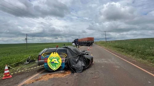 Imagem referente a Carro e caminhão se envolvem em violenta colisão e motorista morre