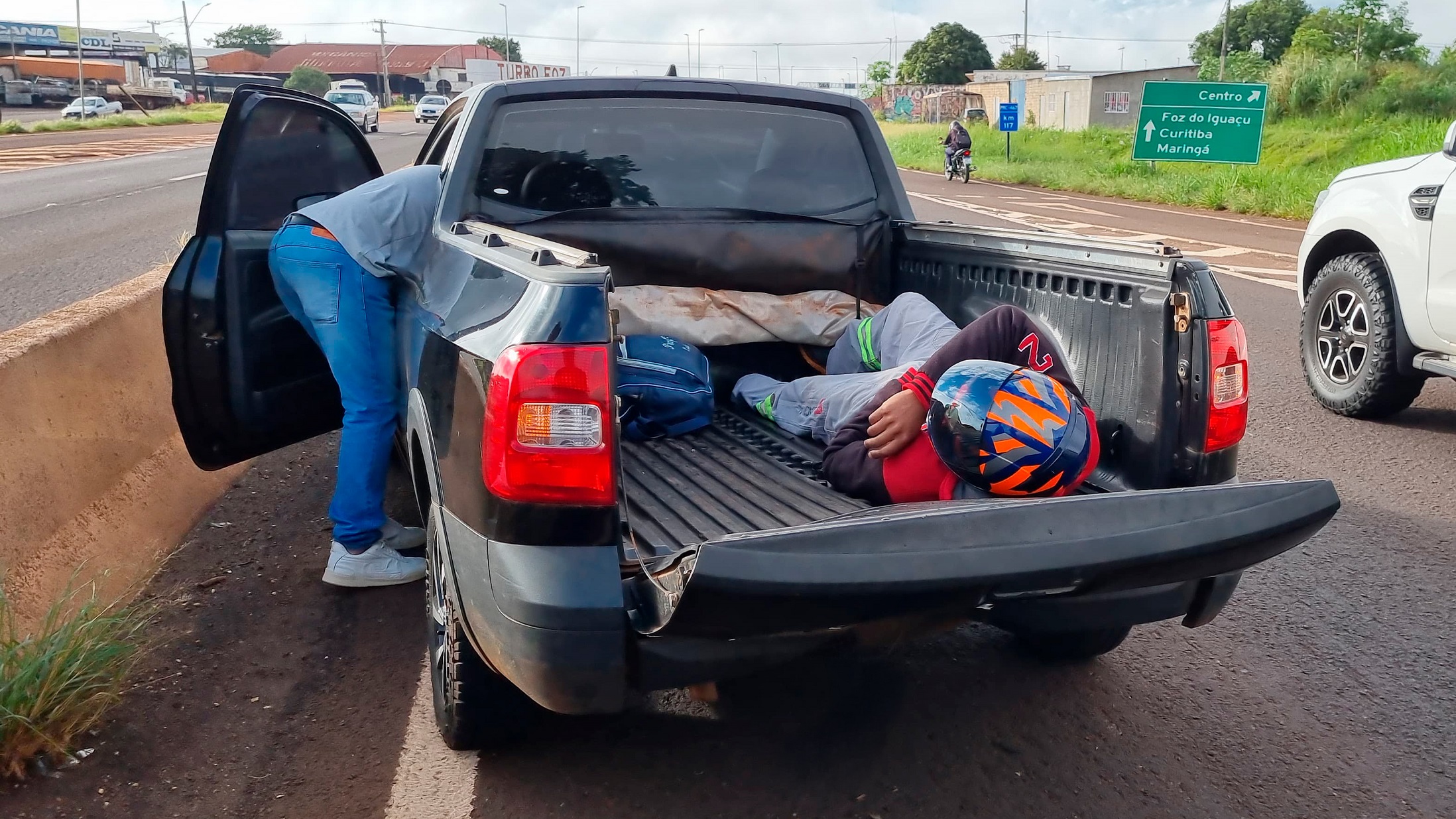 Motociclista cai dentro de caçamba de Saveiro após acidente de trânsito na PRc-467, em Cascavel Motociclista cai dentro de caçamba de Saveiro após acidente de trânsito na PRc-467, em Cascavel