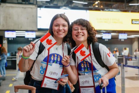 Imagem referente a Emoção e expectativa: alunos do Ganhando o Mundo embarcam para o Canadá