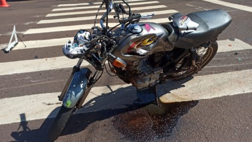 Choque entre motocicleta e caminhonete deixa jovem ferido em Toledo” Imagem referente a Choque entre motocicleta e caminhonete deixa jovem ferido em Toledo”
