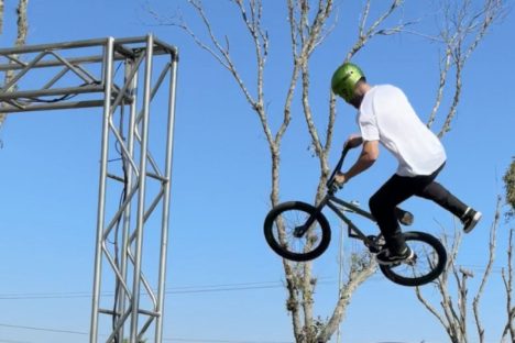 Imagem referente a Verão Maior Paraná promove shows radicais com motos e bicicletas no Litoral