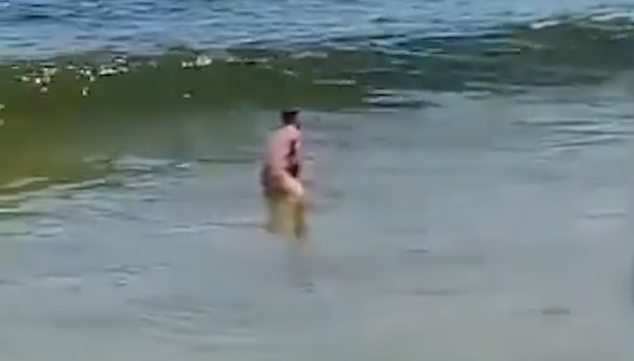 Banhista apanha após ser flagrado cometendo ato obsceno em Copacabana Banhista apanha após ser flagrado cometendo ato obsceno em Copacabana