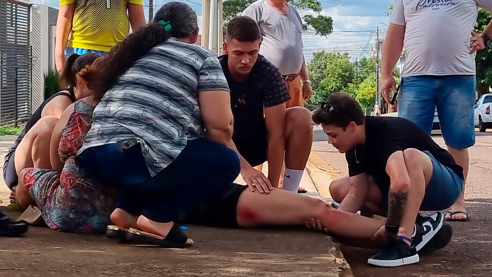 Mulher bate a cabeça e desmaia após queda de patinete na Rua Potiguaras Mulher bate a cabeça e desmaia após queda de patinete na Rua Potiguaras