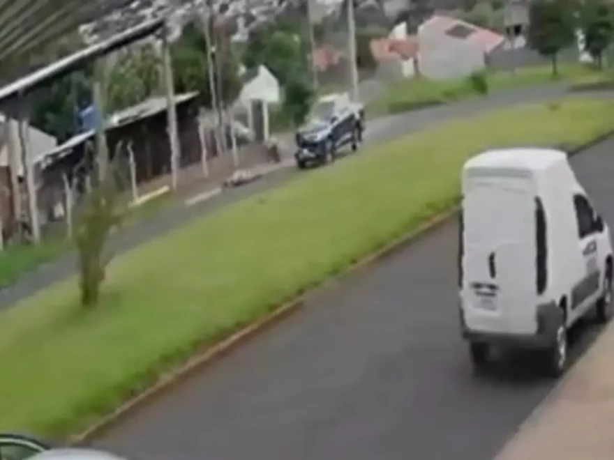 Vídeo mostra motociclista sendo arremessado à via após ser atingido em cheio por caminhonete