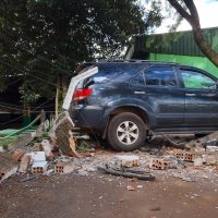 Imagem referente a Ao sair do Parque de Exposições de Cascavel, veículo atinge muro e árvore