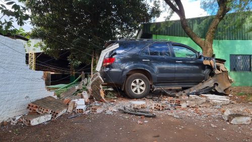 Imagem referente a Ao sair do Parque de Exposições de Cascavel, veículo atinge muro e árvore