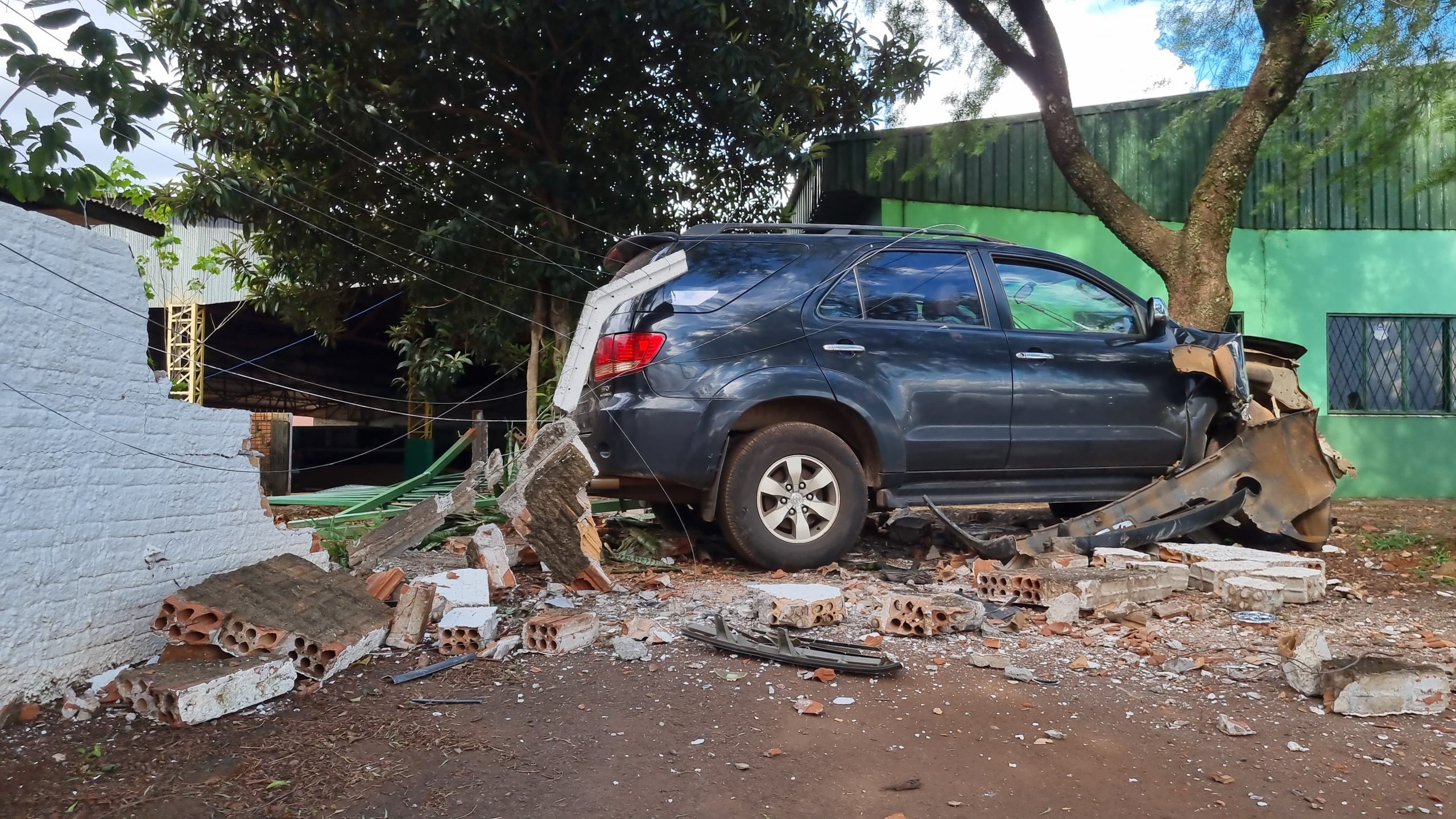 Ao sair do Parque de Exposições de Cascavel, veículo atinge muro e árvore Ao sair do Parque de Exposições de Cascavel, veículo atinge muro e árvore