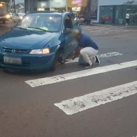 Imagem referente a Celta perde a roda ao fazer curva no Centro de Cascavel