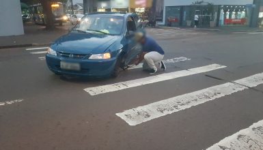 Imagem referente a Celta perde a roda ao fazer curva no Centro de Cascavel