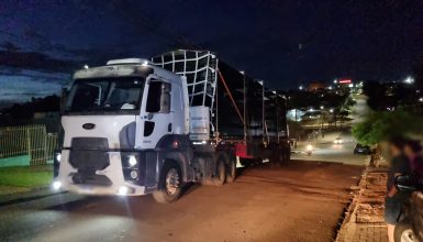 Imagem referente a Caminhão enrosca em fios e deixa moradores as escuras no Santa Felicidade