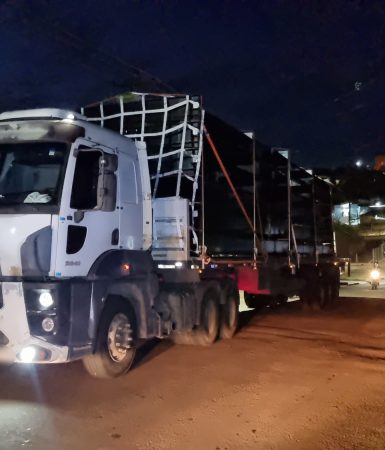 Imagem referente a Caminhão enrosca em fios e deixa moradores as escuras no Santa Felicidade