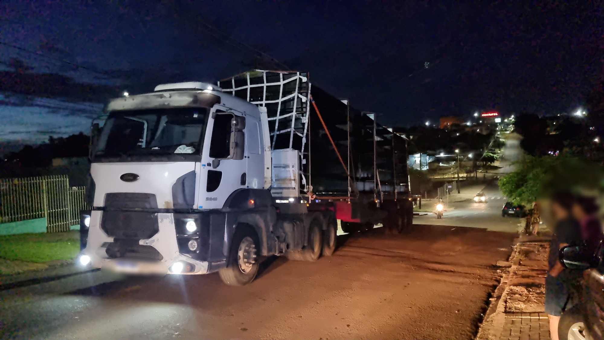 Caminhão enrosca em fios e deixa moradores as escuras no Santa Felicidade
