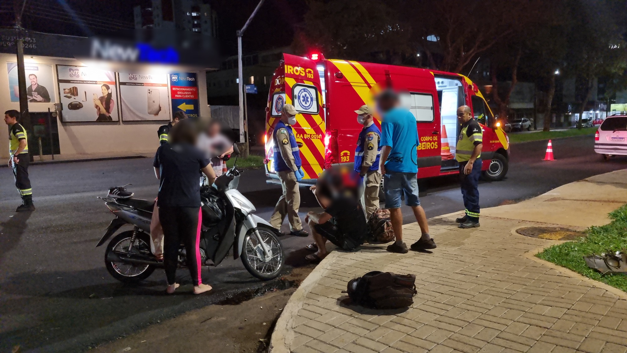 Pedestre é atropelado e passageira de moto fica ferida em colisão na região Central de Cascavel