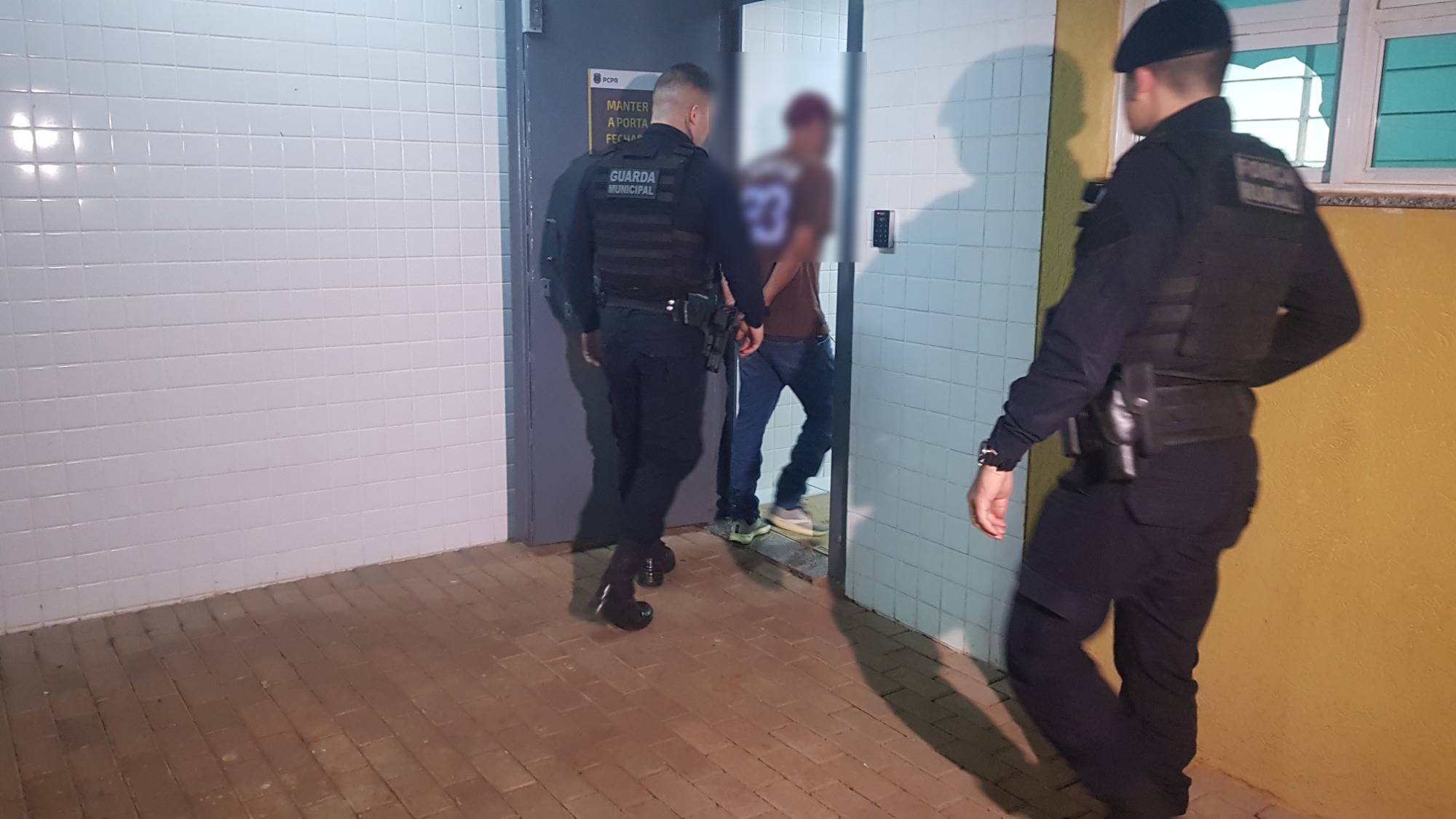 Homem é detido em bar após agredir a esposa no Esmeralda
