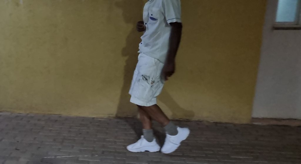 Homem joga alimentos e panelas no chão, chama comida de ‘porcaria’ e esposa o denuncia à PM