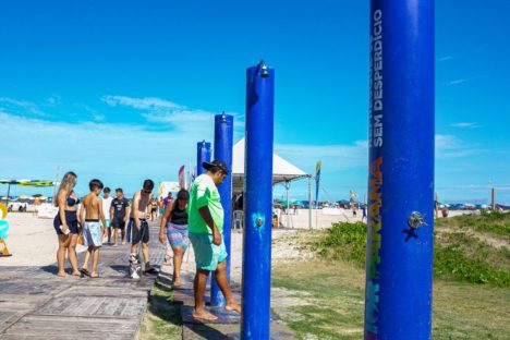 Imagem referente a Bebedouros com água gelada e chuveiros refrescam o público no Verão Maior Paraná