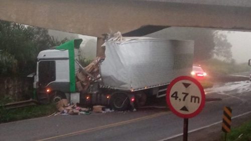 Imagem referente a Caminhão colide com barranco e causa congestionamento na BR-376