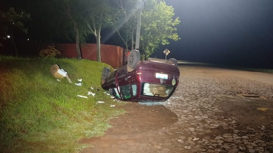 Vídeo: Motorista embriagado capota carro na PR-317 e é preso em Santa Helena
