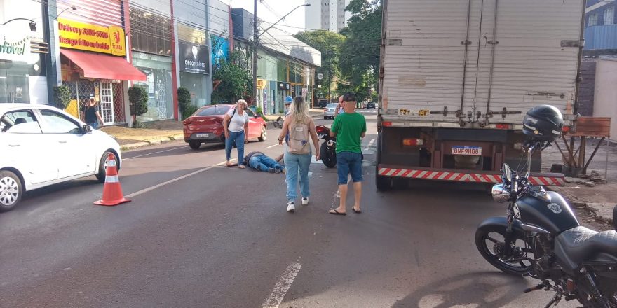 Motociclista tem lesão grave após colisão com caminhão na Rua Erechim