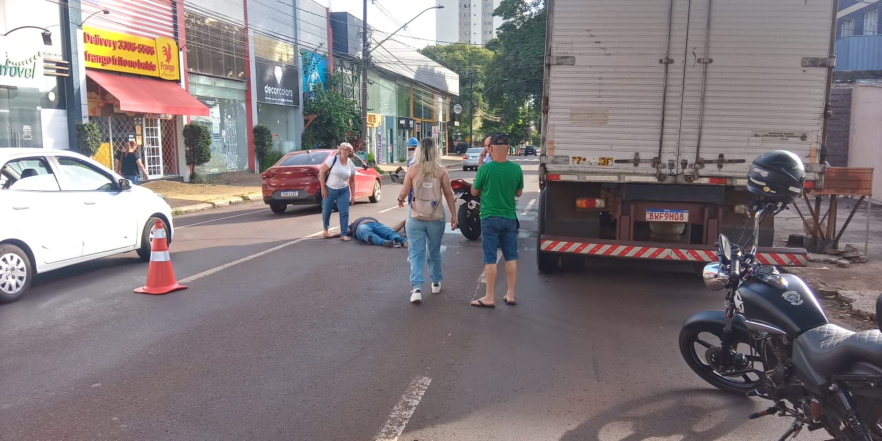 Motociclista tem lesão grave após colisão com caminhão na Rua Erechim