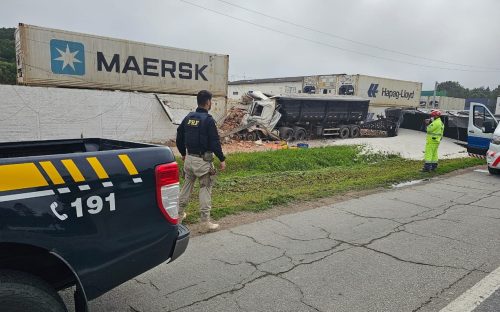 Imagem referente a Caminhoneiro morre em grave acidente de trânsito na BR-277