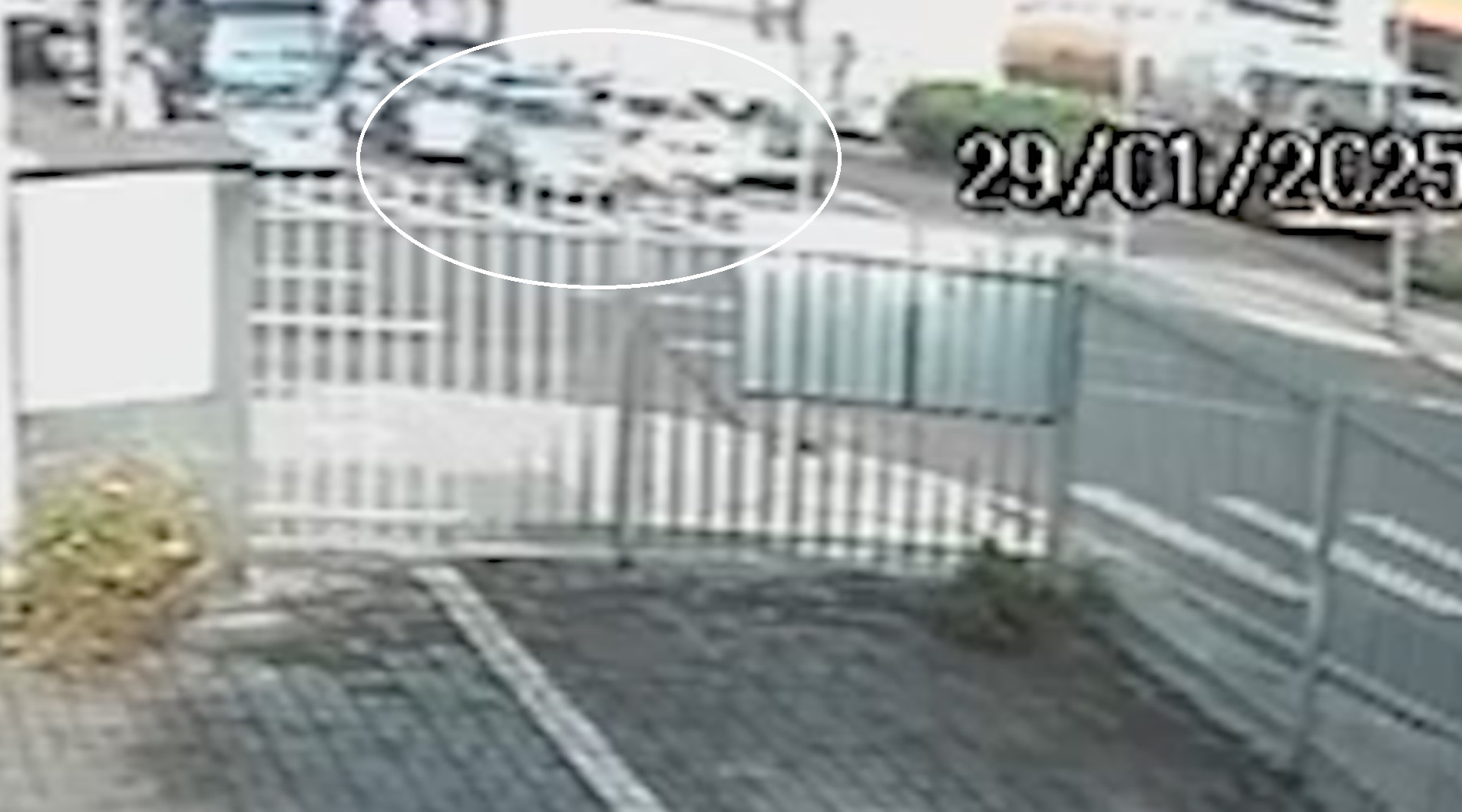 Câmera flagra acidente que deixou motociclista ferido na rua Vitória Câmera flagra acidente que deixou motociclista ferido na rua Vitória