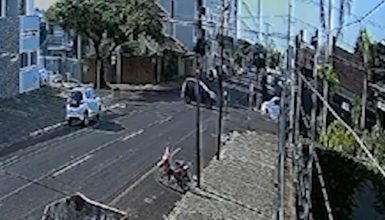 Imagem referente a Vídeo mostra colisão entre carro e patinete que deixou jovem ferida na Rua Marechal Cândido Rondon