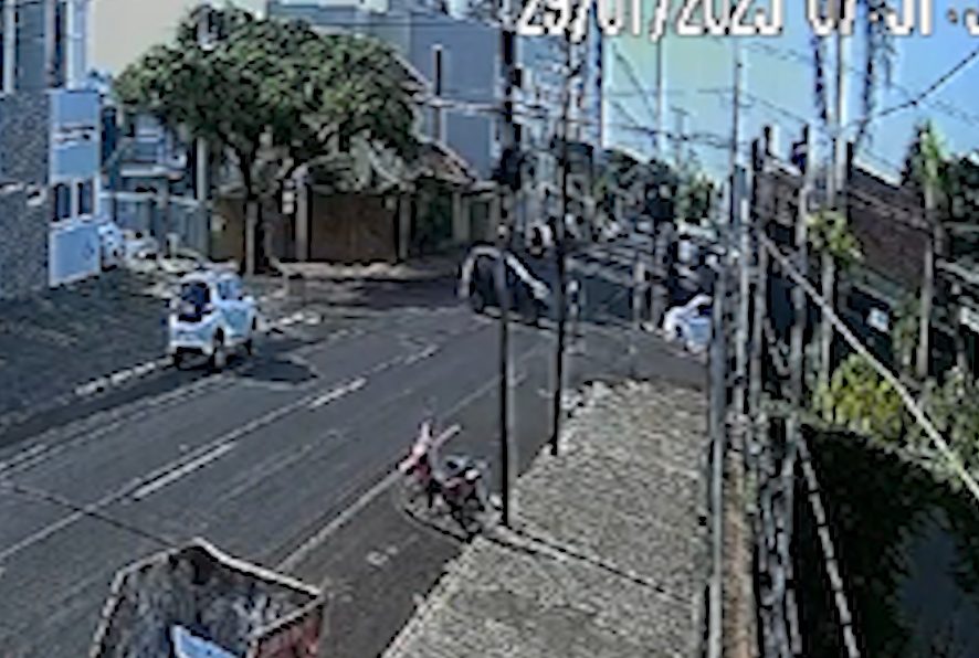 Vídeo mostra colisão entre carro e patinete que deixou jovem ferida na Rua Marechal Cândido Rondon Vídeo mostra colisão entre carro e patinete que deixou jovem ferida na Rua Marechal Cândido Rondon