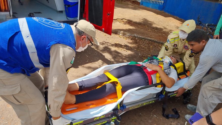 Mulher fica ferida em acidente no Bairro Santa Cruz e é socorrida pelo Siate