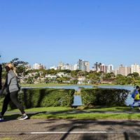 Imagem referente a Turistas estrangeiros injetaram R$ 5,8 bilhões na economia paranaense em 2024