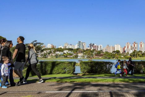 Imagem referente a Turistas estrangeiros injetaram R$ 5,8 bilhões na economia paranaense em 2024