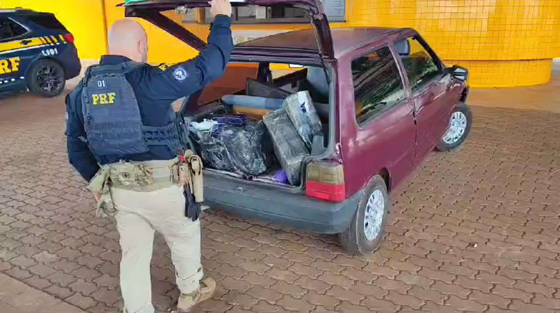 PRF apreende 103 kg de maconha na BR-277 em Cascavel PRF apreende 103 kg de maconha na BR-277 em Cascavel